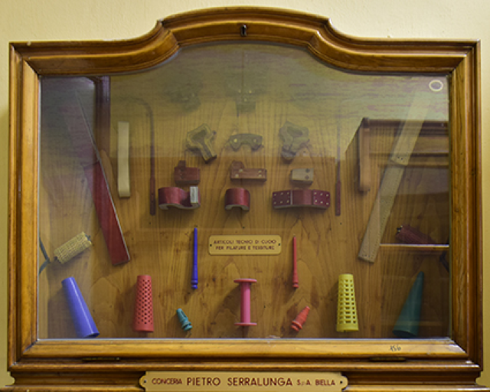 Plancia didattica della Conceria Pietro Serralunga relativa a "articoli tecnici di cuoio per filature e tessiture"