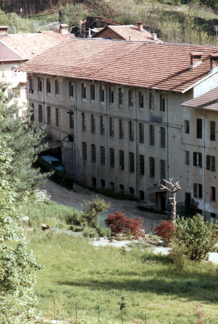 contiene riferimenti a