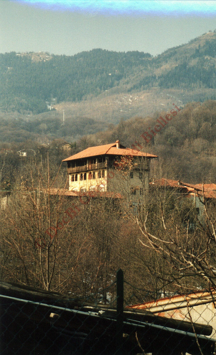 contiene riferimenti a