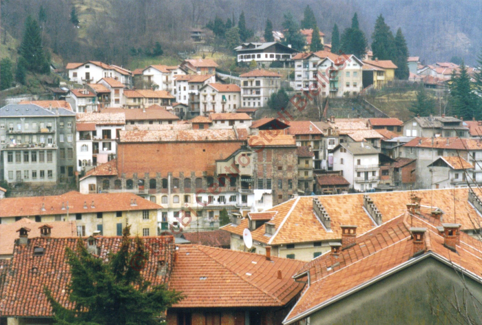 contiene riferimenti a