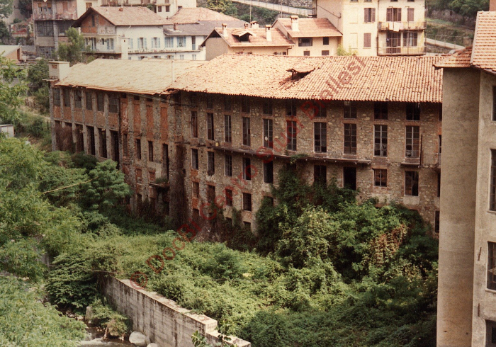 contiene riferimenti a