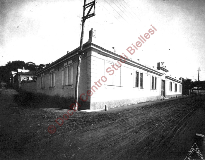 Fotografia in bianco e nero (immagine di contesto), 1910.
Si tratta dell'edificio costruito come magazzino e come deposito delle biciclette lungo via Ivrea nel 1910.