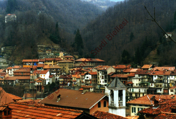 contiene riferimenti a