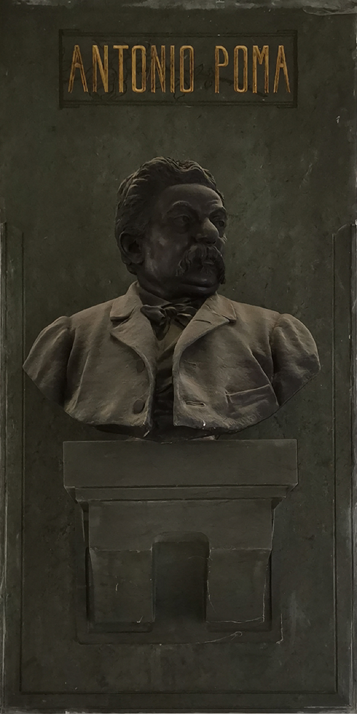 Busto di Antonio Poma nell'atrio di ingresso dell'asilo