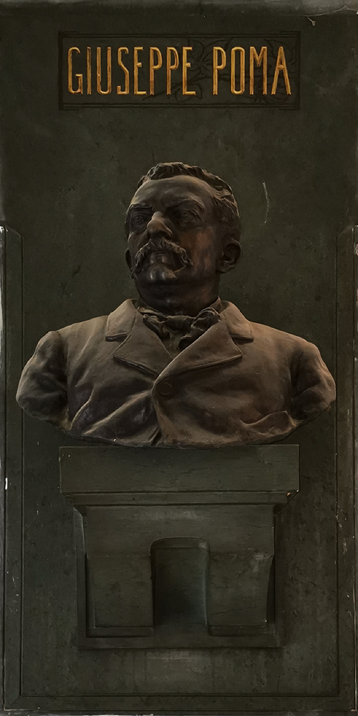 Busto di Giuseppe Poma nell'atrio di ingresso dell'asilo
