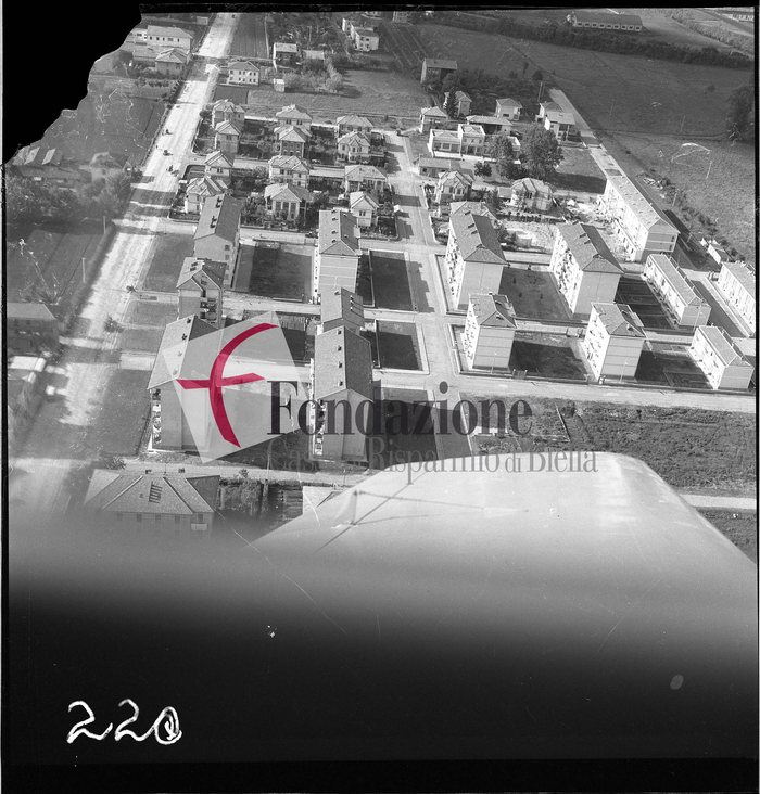 Il Villaggio Lamarmora nel 1956 in un'immagine aerea di Pietro Minoli: la chiesa parrocchiale non esisteva ancora (Archivio Minoli, proprietà Fondazione Cassa di Risparmio di Biella)