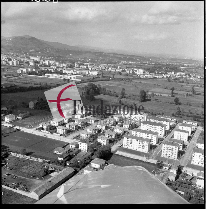 Il Villaggio Lamarmora nel 1956 in un'immagine aerea di Pietro Minoli: la chiesa parrocchiale non esisteva ancora (Archivio Minoli, proprietà Fondazione Cassa di Risparmio di Biella)