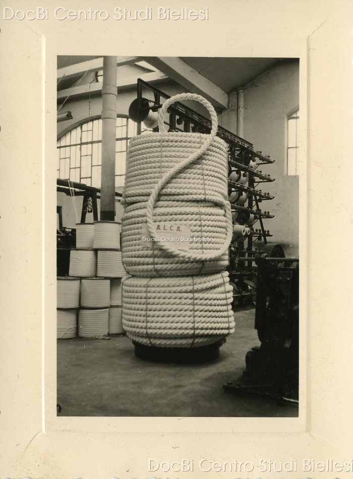 Stabilimento SALCA a Chiavazza: bobine di fune con sfondo di macchinari