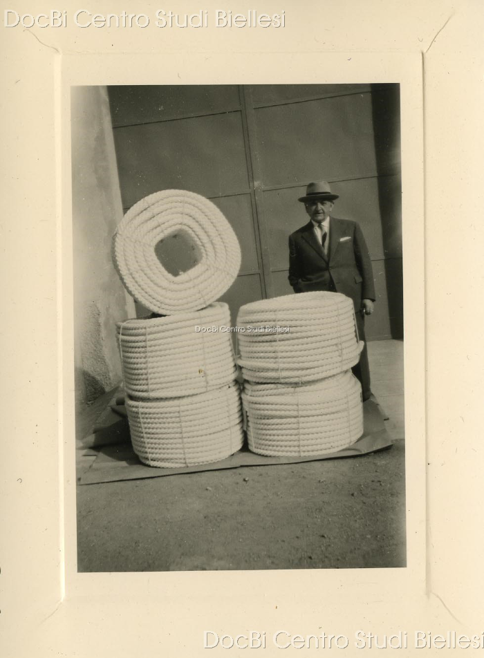 Stabilimento SALCA a Chiavazza: il titolare, Attilio Buratti (?), con bobine di fune