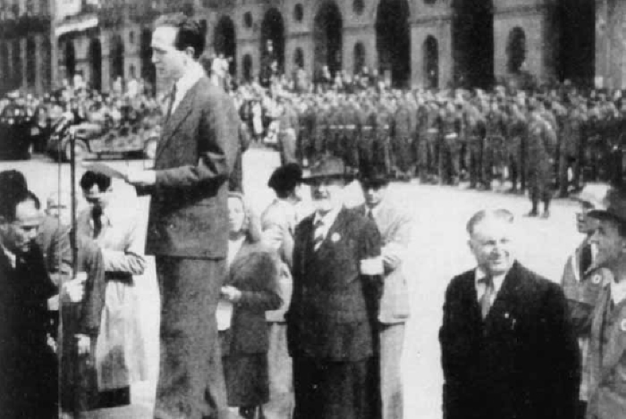 Franco Antonicelli, presidente del Comitato di Liberazione Nazionale del Piemonte parla in piazza Vittorio a Torino il 6 maggio 1945.
Da sinistra: Franco Antonicelli (Voghera, 15 novembre 1902 – Torino, 6 novembre 1974), Alessandro Trabucchi (Verona, 5 dicembre 1892 – Rigolato, 9 novembre 1982), Giovanni Roveda (Mortara, 4 giugno 1894 – Torino, 17 novembre 1962).