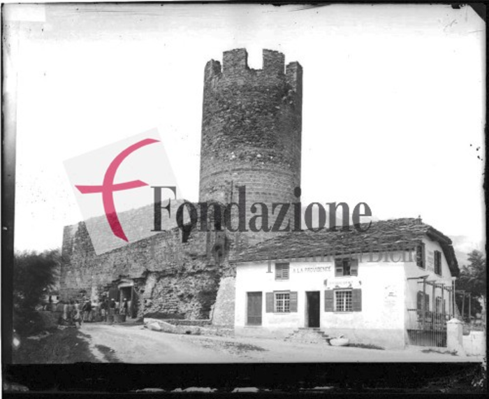 è raffigurato da