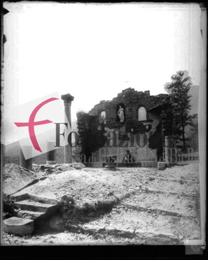 Il "Delubro", falso tempietto pagano diruto realizzato da Giuseppe Maffei lungo la nuova strada che da Oropa portava alla Galleria Rosazza