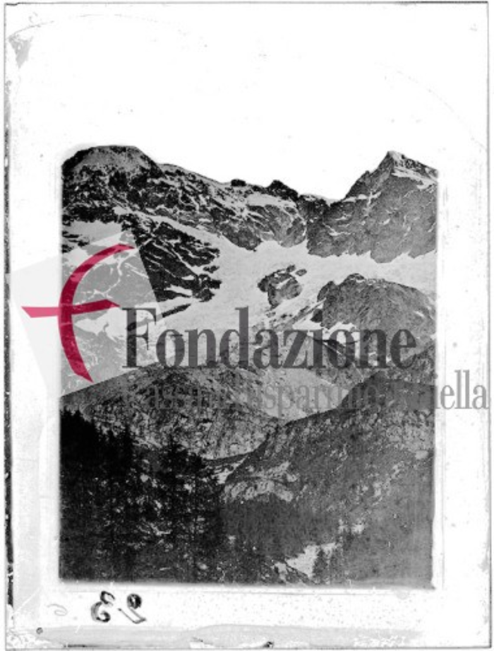 è raffigurato da