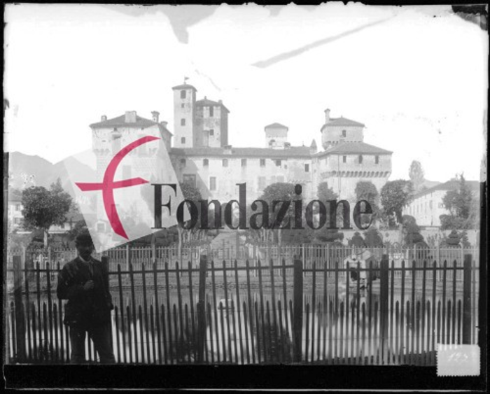 è raffigurato da