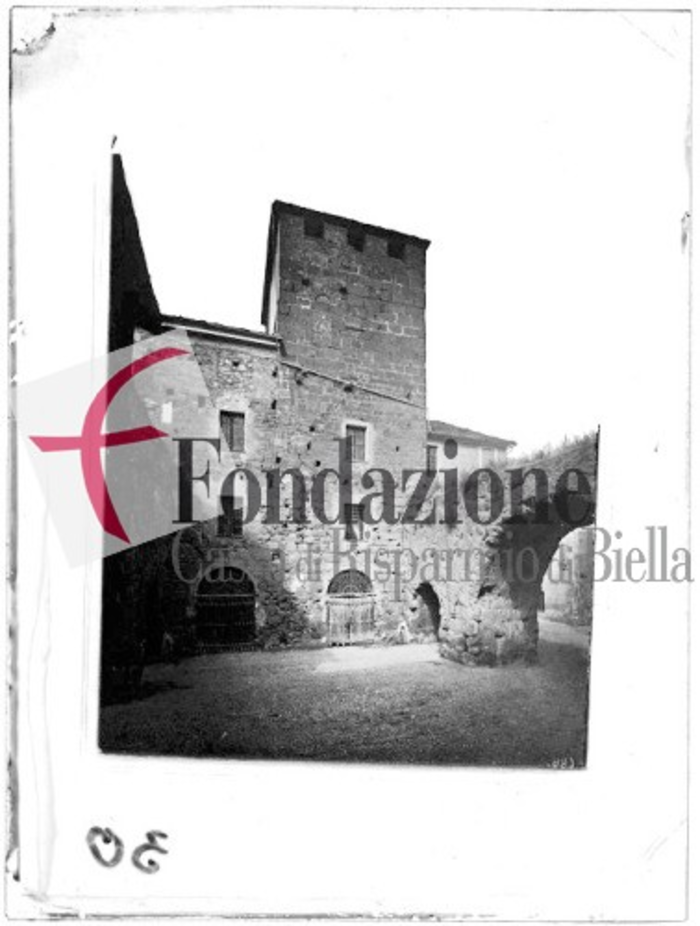 è raffigurato da