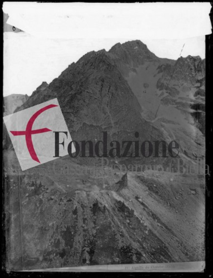è raffigurato da