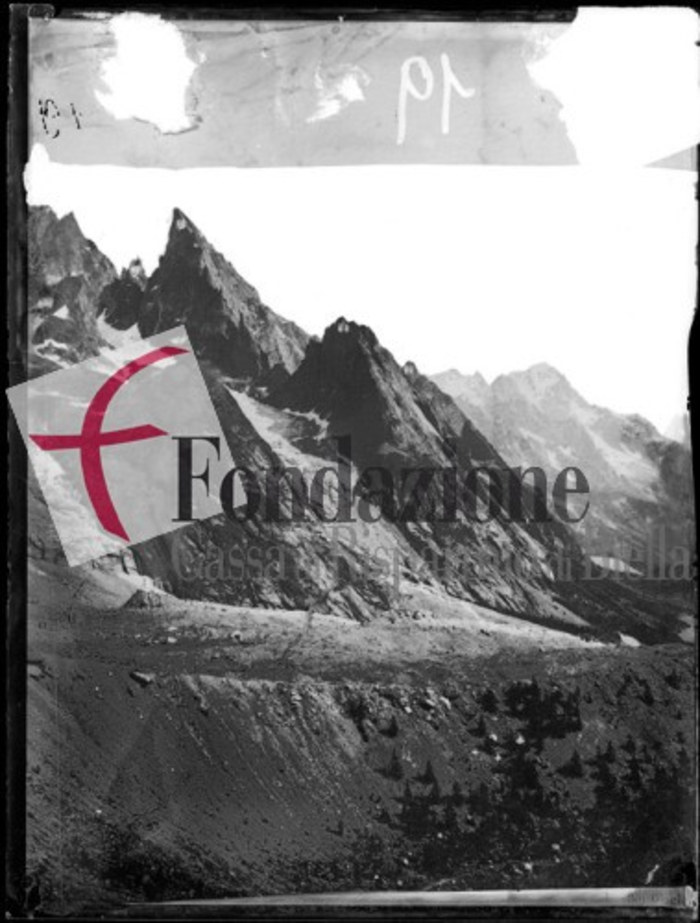 è raffigurato da
