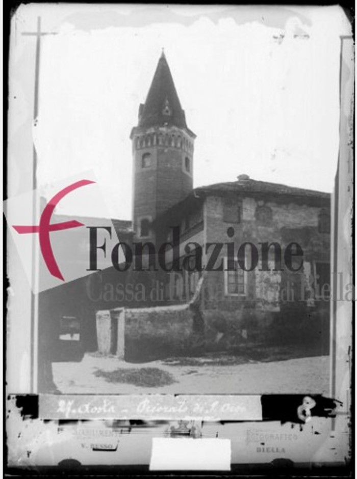 è raffigurato da