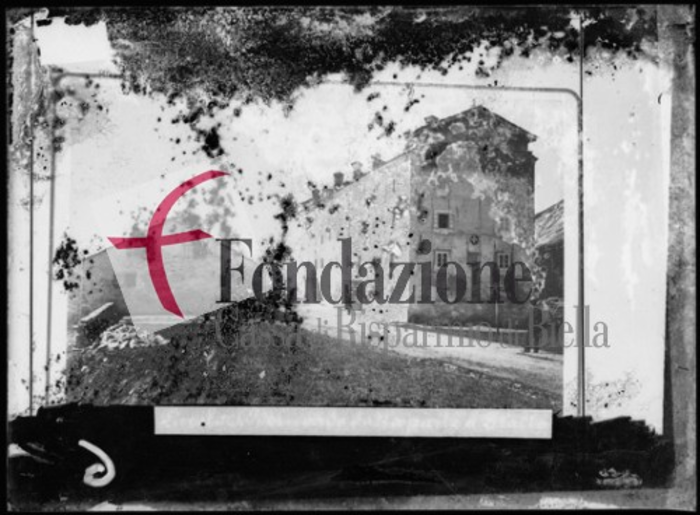 è raffigurato da