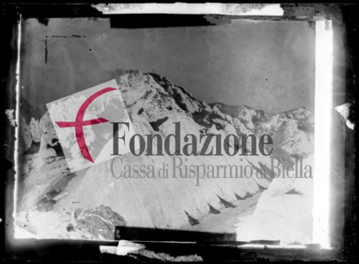 è raffigurato da