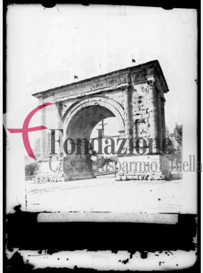 è raffigurato da