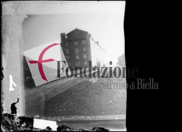 è raffigurato da