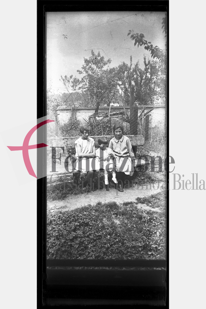 Bambine su una panchina