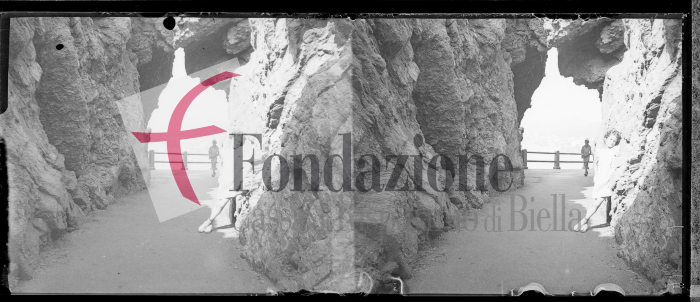 Bambina tra le rocce