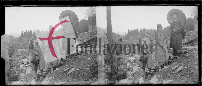 Signore eleganti e un uomo in montagna