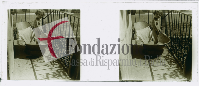 Bambina nella tinozza