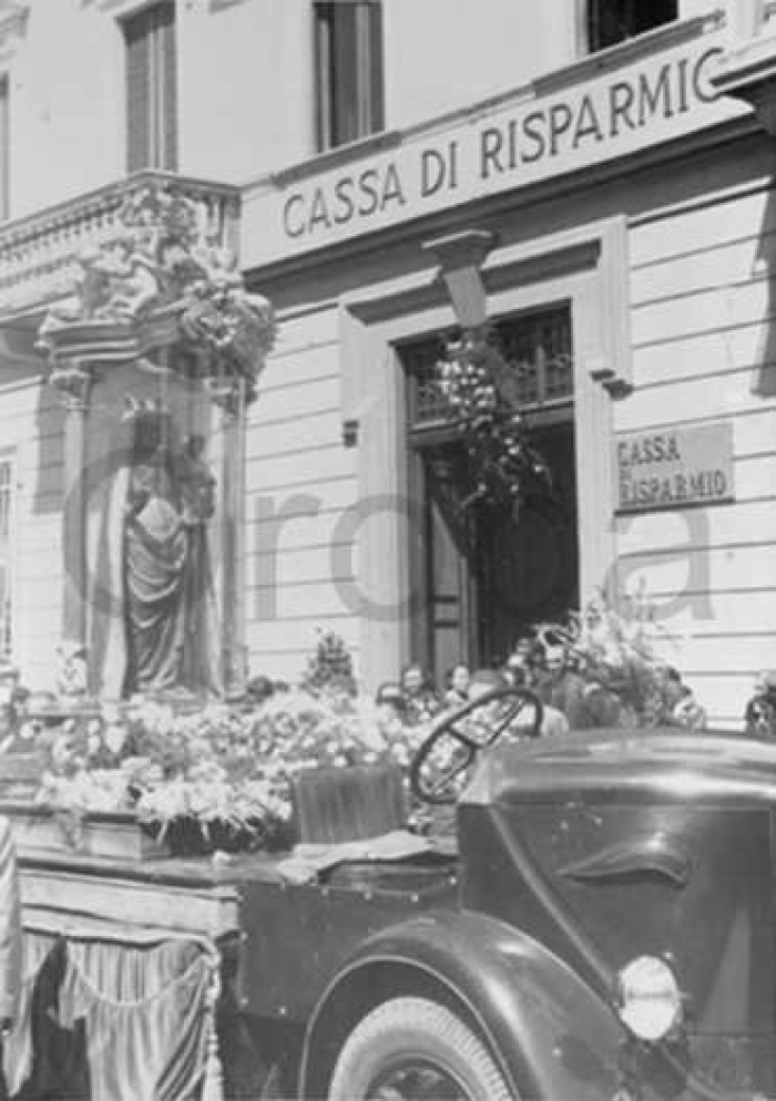 attinente all'argomento/tema