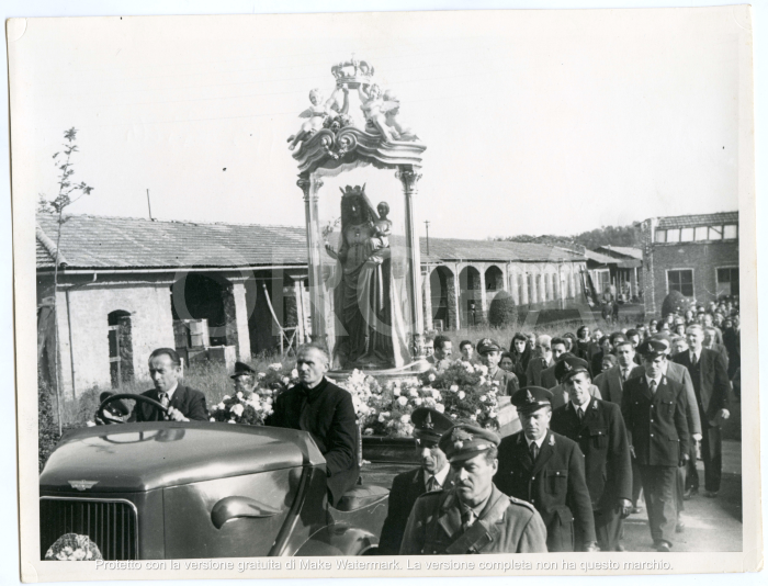 [94535] La processione, con il veicolo che trasporta la statua, seguita dai fedeli sfila affianco allo stabilimento.