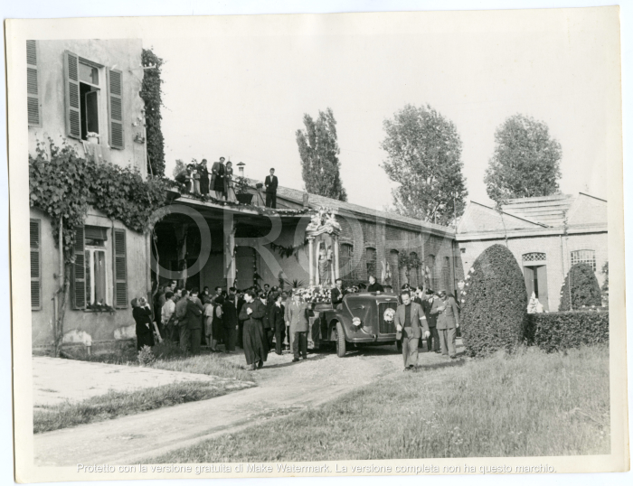 [94529] L'autocarro che trasporta la statua esce dallo stabilimento.