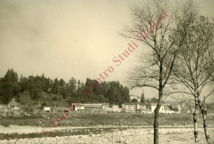Panorama con paese sul fiume