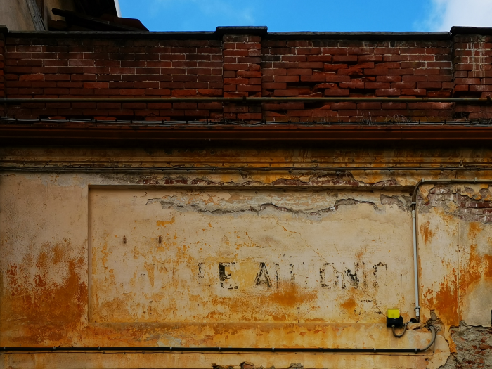 Stabilimento di vicolo Rocchetta (particolare dell'iscrizione sul portale di ingresso)
[foto Danilo Craveia, 15 gennaio 2023]