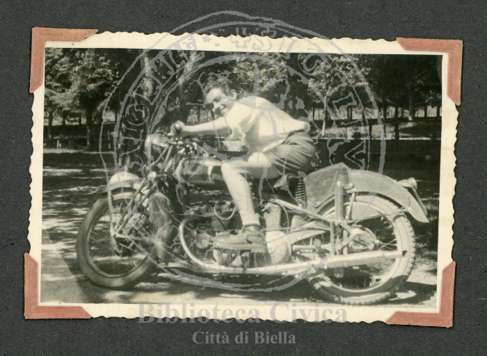 Partigiano su una motocicletta Benelli