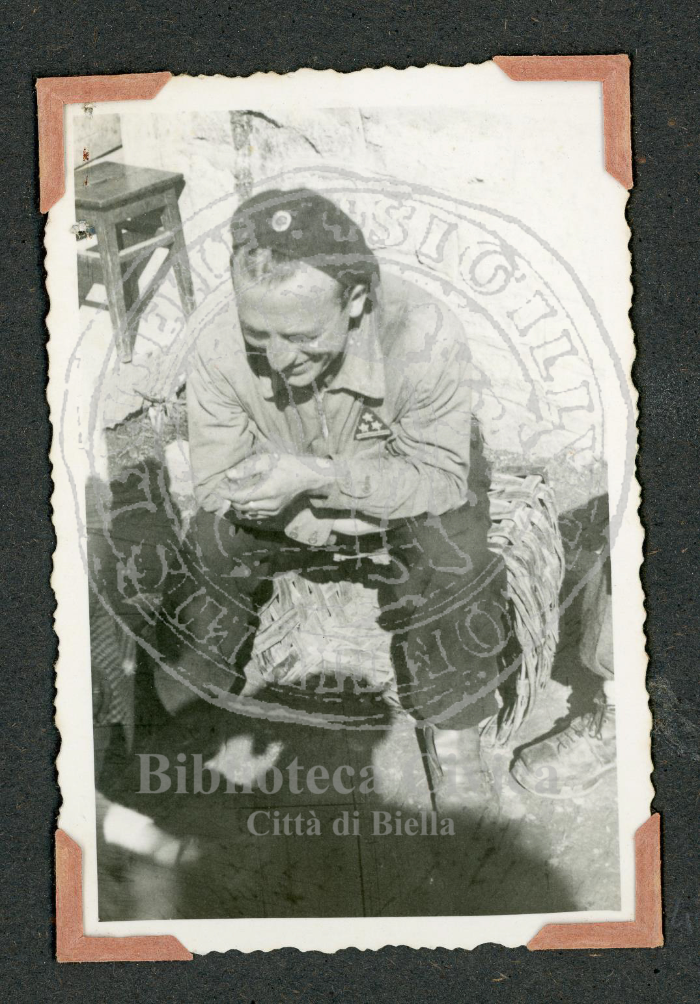 Partigiano Pietro Garneri "So mìa" seduto, che fuma una sigaretta