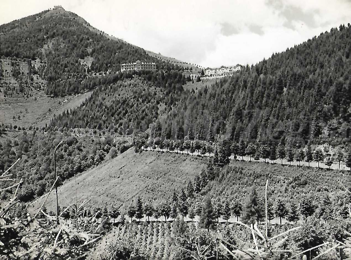 Veduta con il Ristorante Albergo San Bernardo e l'IPAI