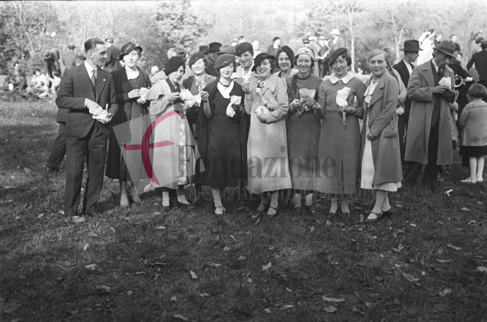 Masserano, anni ’30. Festa dell’Uva. Gruppo di donne che gustano le caldarroste (Archivio Cesare Valerio - Proprietà Fondazione Cassa di Risparmio di Biella)