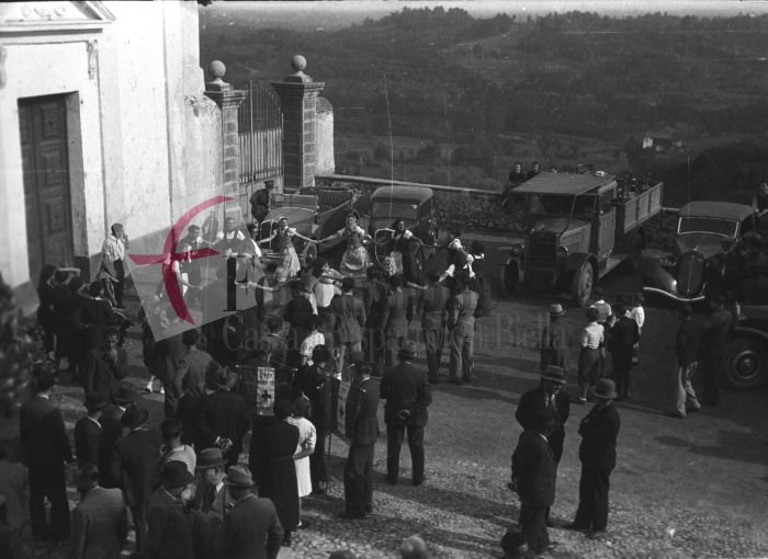 Masserano, 26 settembre 1937. VIII Festa Provinciale dell’Uva. Ballo popolare davanti alla chiesa di Santo Spirito. Secondo i giornali locali alla manifestazione, che incominciò il sabato per avere il suo momento clou con la sfilata dei carri allegorici della domenica, parteciparono oltre quindicimila persone (Archivio Cesare Valerio – Proprietà Fondazione Cassa di Risparmio di Biella)