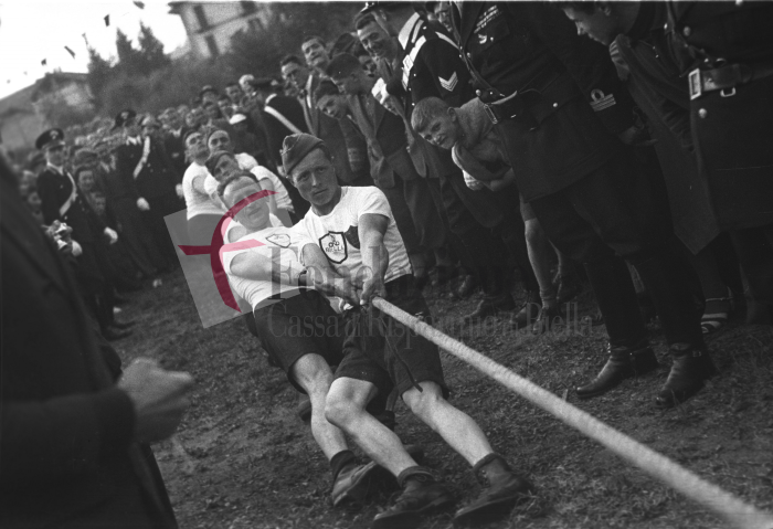 Masserano, anni ’30. Festa dell’Uva. Il tiro alla fune (Archivio Cesare Valerio - Proprietà Fondazione Cassa di Risparmio di Biella)