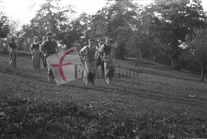 Masserano, anni ’30. Festa dell’Uva. La corsa nei sacchi (Archivio Cesare Valerio - Proprietà Fondazione Cassa di Risparmio di Biella)