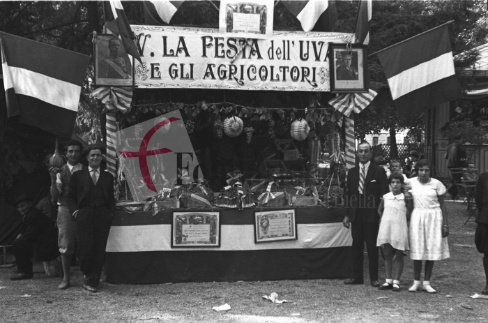 Biella, anni ‘30. Festa dell’Uva. Uno dei banchi di vendita dell’uva ai Giardini Zumaglini (Archivio Cesare Valerio - Proprietà Fondazione Cassa di Risparmio di Biella)