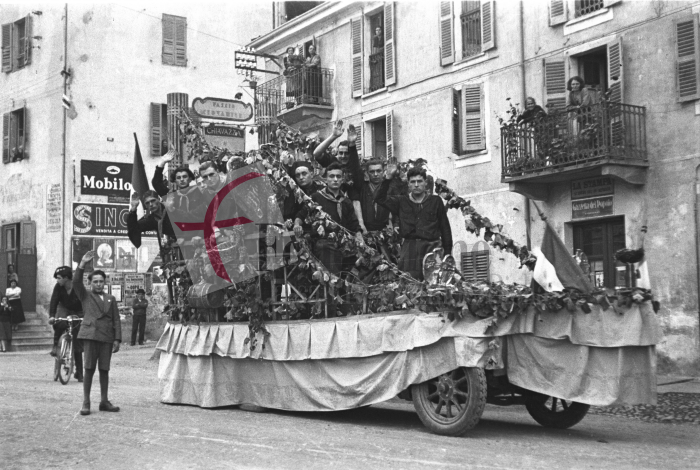Chiavazza, 8 ottobre 1933. Festa dell’Uva. Il carro dei Giovani Fascisti sfila al Ponte Cervo. Sulla destra s’intravede l’edicola che vi resterà fino a una decina di anni fa. L’edificio sullo sfondo sarà invece abbattuto per permettere l’apertura di via Corradino Sella (Archivio Cesare Valerio - Proprietà Fondazione Cassa di Risparmio di Biella)