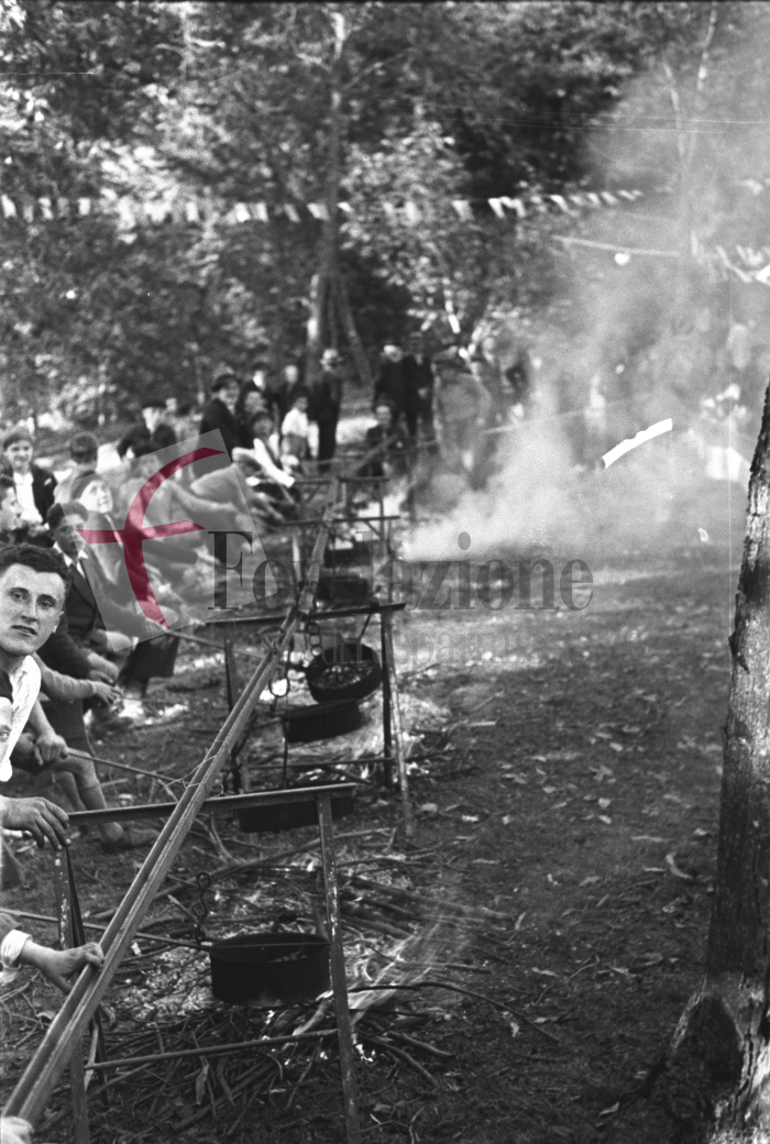 Masserano, anni ’30. Festa dell’Uva. La castagnata (Archivio Cesare Valerio - Proprietà Fondazione Cassa di Risparmio di Biella)