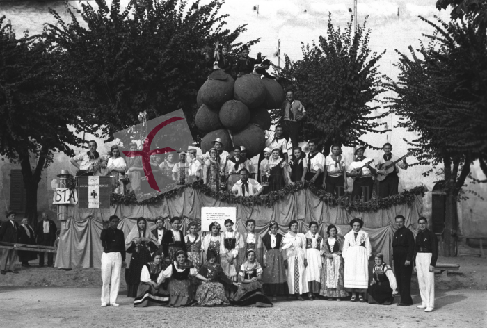 Masserano, anni ‘30. Festa dell’Uva. Il carro allegorico dell’Opera Dopolavoro Comunale di Gattinara in posa davanti al Palazzo dei Principi (Archivio Cesare Valerio – Proprietà Fondazione Cassa di Risparmio di Biella)