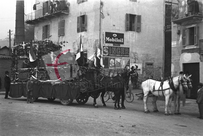 Chiavazza, 8 ottobre 1933. Festa dell’Uva. Un altro carro, addobbato e trainato da quattro cavalli, sfila al Ponte Cervo. A sinistra s’intravede una delle ciminiere del lanificio Maurizio Sella, attuale sede della Fondazione Sella e di alcuni uffici della Banca Sella (Archivio Cesare Valerio - Proprietà Fondazione Cassa di Risparmio di Biella)