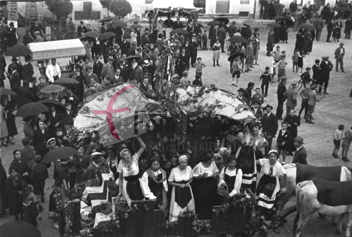 Chiavazza, 8 ottobre 1933. Piazza Vittorio Emanuele (l’attuale piazza XXV Aprile) gremita di gente in occasione della Festa dell’Uva. Al centro uno dei carri allegorici che sfilarono per le vie del paese, allora ancora Comune autonomo (Chiavazza sarà annessa a Biella nel 1940). A sinistra si scorge il chiosco della gelateria Marco (Archivio Cesare Valerio - Proprietà Fondazione Cassa di Risparmio di Biella)