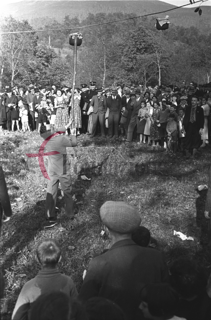 Masserano, anni ’30. Festa dell’Uva. Il gioco della pentolaccia (Archivio Cesare Valerio - Proprietà Fondazione Cassa di Risparmio di Biella)