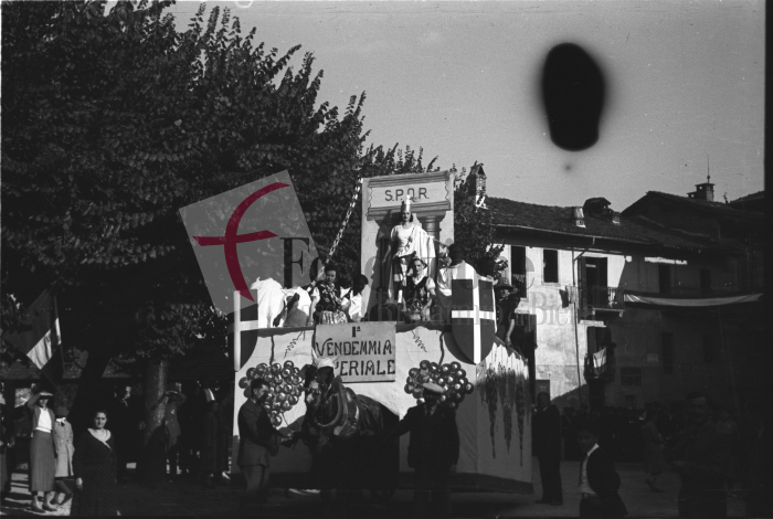 Masserano, anni ‘30. Festa dell’Uva. Un carro allegorico “romanizzante” sfila davanti al Palazzo dei Principi. Il “corso della vendemmia” si snodava dalla chiesa di Santo Spirito fino al Municipio (Archivio Cesare Valerio – Proprietà Fondazione Cassa di Risparmio di Biella)